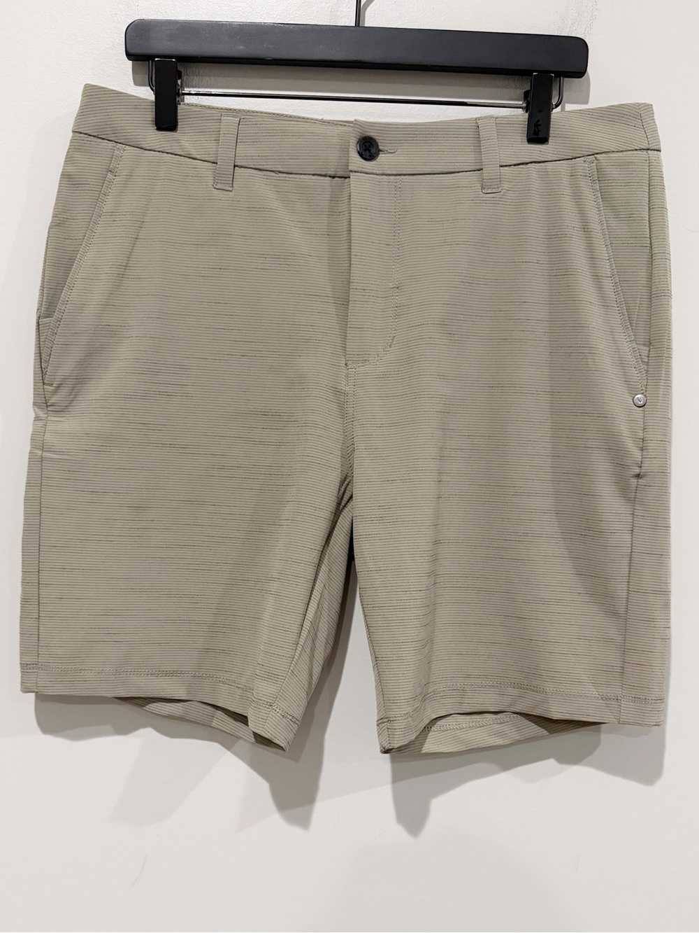 VUORI Pebble Shorts V399 Lightweight Golf Travel Commuter Tan Men’s Size 32